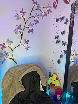 LindaWz  online show from April 21, 2026, 8:32 am