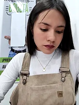 CHARLOTTE  05 online show from December 15, 2025, 12:11 pm