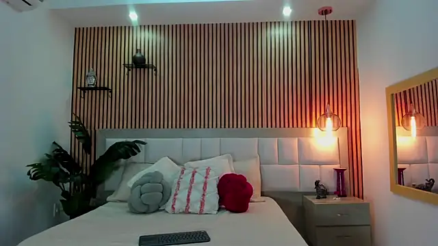 Roseaurora online show from December 20, 2025, 12:41 pm