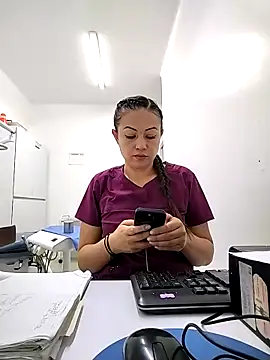 Snapshot of Madisson-04_ chatting on October 27, 2025, 7:37 pm Madisson-04 online show from October 27, 2025, 7:37 pm