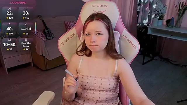 Snapshot of Sweetie_Hope chatting on October 4, 2025, 7:43 am Sweetie Hope online show from October 4, 2025, 7:43 am