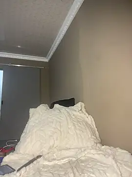 Snapshot of Moonzy77 chatting on November 10, 2025, 12:15 am Moonzy77 online show from November 10, 2025, 12:15 am