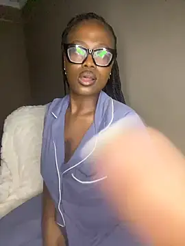 Snapshot of Moonzy77 chatting on November 14, 2025, 10:13 pm Moonzy77 online show from November 14, 2025, 10:13 pm