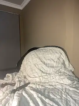 Snapshot of Moonzy77 chatting on November 7, 2025, 1:21 am Moonzy77 online show from November 7, 2025, 1:21 am