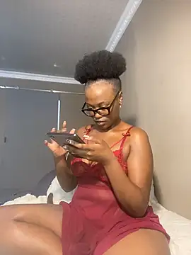 Snapshot of Moonzy77 chatting on November 10, 2025, 10:15 pm Moonzy77 online show from November 10, 2025, 10:15 pm