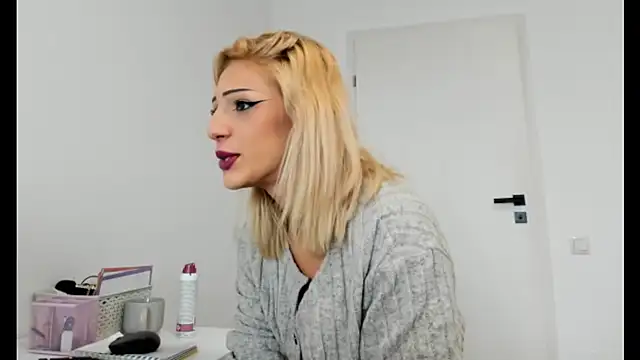 crystalxx18 online show from October 6, 2025, 8:04 am