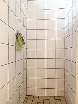 SweetSlenderChoc online show from April 8, 2026, 7:43 am