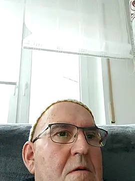 Oldmenhot66 online show from February 7, 2026, 4:04 pm