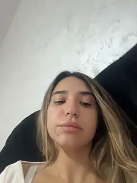 Snapshot of ItalianGirl chatting on November 18, 2025, 8:45 pm ItalianGirl online show from November 18, 2025, 8:45 pm