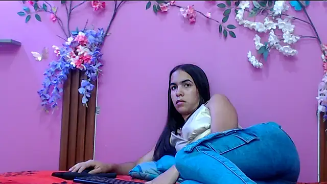 Snapshot of skinnysofia18 chatting on October 25, 2025, 12:50 pm skinnysofia18 online show from October 25, 2025, 12:50 pm