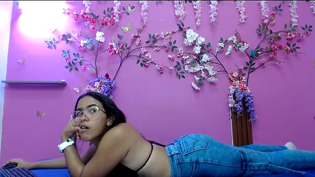 skinnysofia18 online show from April 8, 2026, 1:23 pm