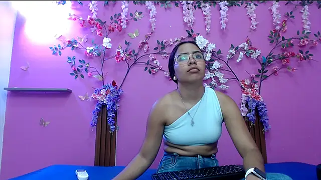 skinnysofia18 online show from April 13, 2026, 12:53 pm