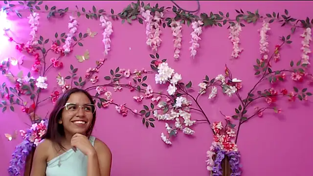 Snapshot of skinnysofia18 chatting on December 3, 2025, 1:21 pm skinnysofia18 online show from December 3, 2025, 1:21 pm