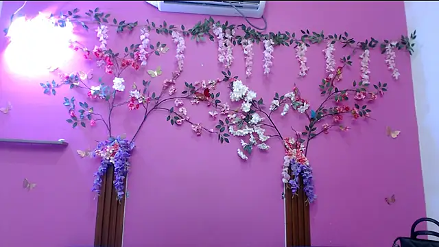 skinnysofia18 online show from April 1, 2026, 2:03 pm