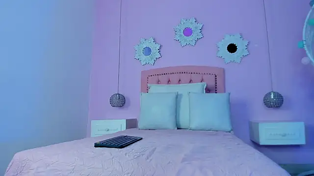 Snapshot of CannelaSmith chatting on October 24, 2025, 6:29 pm CannelaSmith online show from October 24, 2025, 6:29 pm