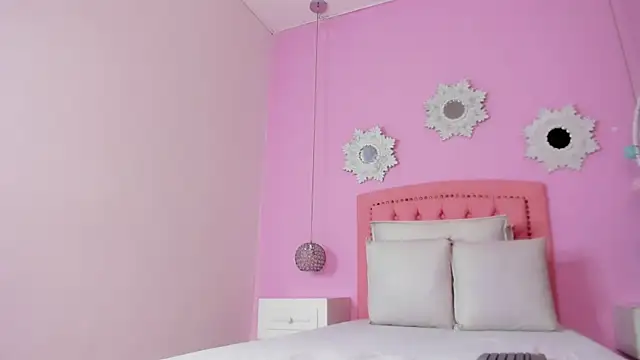 Snapshot of CannelaSmith chatting on November 6, 2025, 1:04 pm CannelaSmith online show from November 6, 2025, 1:04 pm