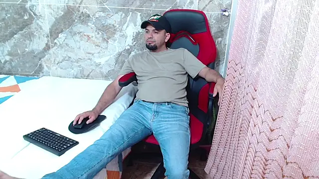 Snapshot of smitdleds1130 chatting on September 14, 2025, 12:33 am smitdleds1130 online show from September 14, 2025, 12:33 am