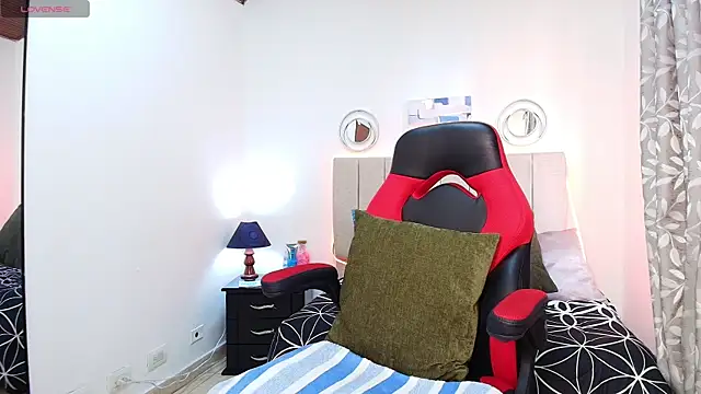 Snapshot of Naomi_Redd chatting on October 20, 2025, 7:36 pm Naomi Redd online show from October 20, 2025, 7:36 pm