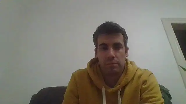 Snapshot of JulioIsHere4you chatting on December 3, 2025, 9:03 pm JulioIsHere4you online show from December 3, 2025, 9:03 pm