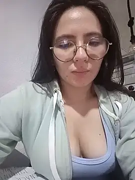 Snapshot of Bella_Sumers chatting on June 17, 2026, 4:06 pm Bella Sumers online show from June 17, 2026, 4:06 pm