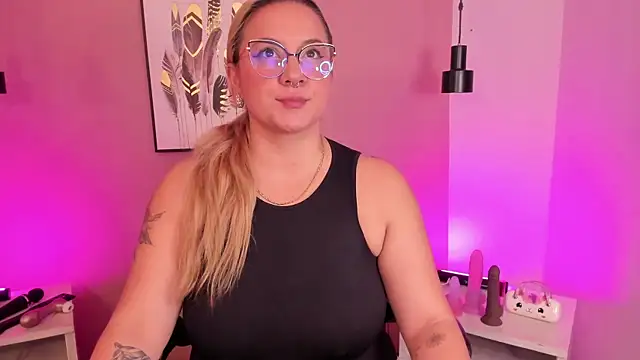 Snapshot of hollie_joliie chatting on October 30, 2025, 12:14 pm hollie joliie online show from October 30, 2025, 12:14 pm