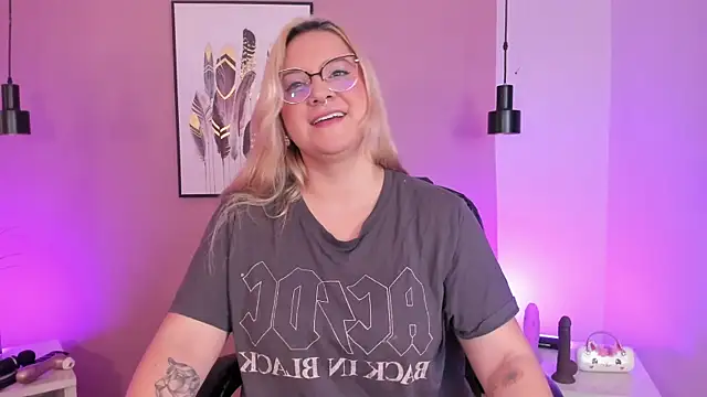 Snapshot of hollie_joliie chatting on October 17, 2025, 12:07 pm hollie joliie online show from October 17, 2025, 12:07 pm