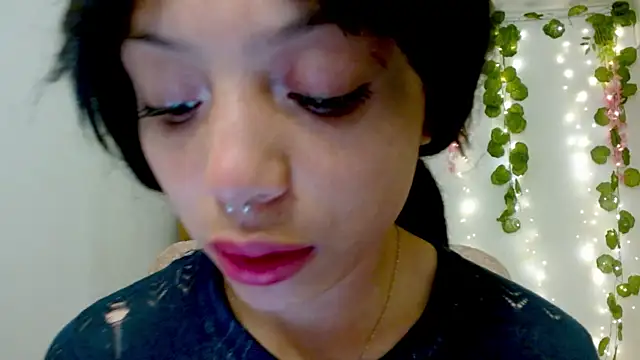 Snapshot of EIVIY1609 chatting on November 6, 2025, 1:37 pm EIVIY1609 online show from November 6, 2025, 1:37 pm