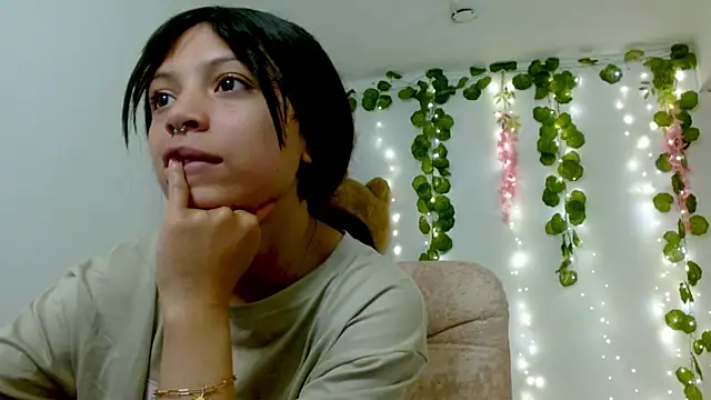 Snapshot of EIVIY1609 chatting on November 12, 2025, 2:32 pm EIVIY1609 online show from November 12, 2025, 2:32 pm