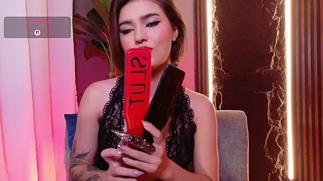 Snapshot of La_Diabla_111_ chatting on October 10, 2025, 6:42 pm La Diabla 111 online show from October 10, 2025, 6:42 pm