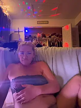 Snapshot of Goldenndoll chatting on September 13, 2025, 5:51 am Goldenndoll online show from September 13, 2025, 5:51 am