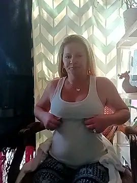 Snapshot of Goldenndoll chatting on November 13, 2025, 4:33 pm Goldenndoll online show from November 13, 2025, 4:33 pm