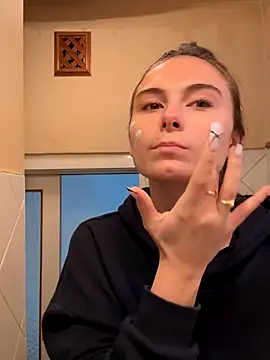 SophiiaStarr online show from November 11, 2025, 12:33 pm