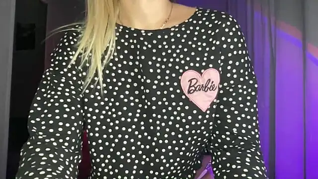 Snapshot of Sasha_yourdream chatting on October 18, 2025, 9:06 pm Sasha yourdream online show from October 18, 2025, 9:06 pm