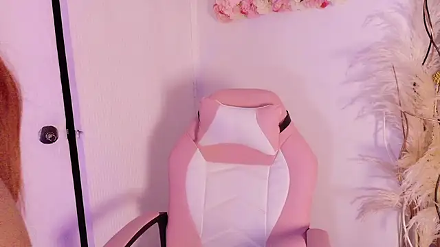 Snapshot of LaraGiil chatting on December 18, 2025, 8:34 pm LaraGiil online show from December 18, 2025, 8:34 pm