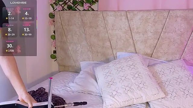 Snapshot of LaraGiil chatting on October 29, 2025, 12:26 pm LaraGiil online show from October 29, 2025, 12:26 pm