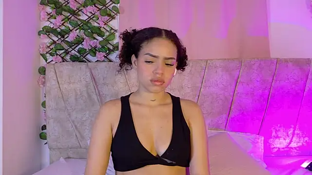 Snapshot of LaraGiil chatting on November 7, 2025, 1:15 pm LaraGiil online show from November 7, 2025, 1:15 pm