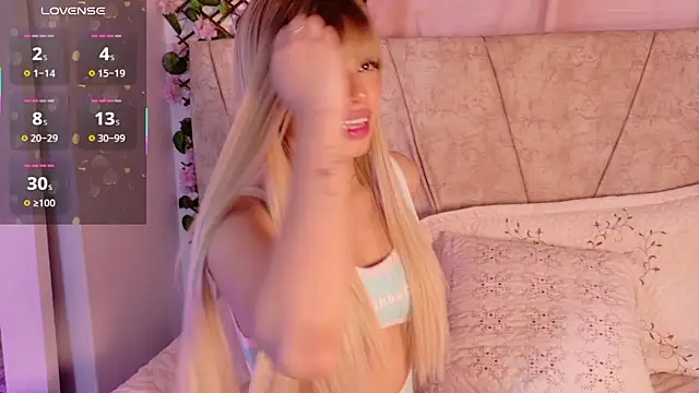 Snapshot of LaraGiil chatting on December 4, 2025, 8:19 pm LaraGiil online show from December 4, 2025, 8:19 pm