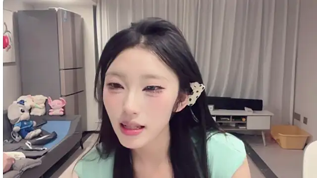 ZhaoZhao-ZM online show from September 14, 2025, 2:28 pm