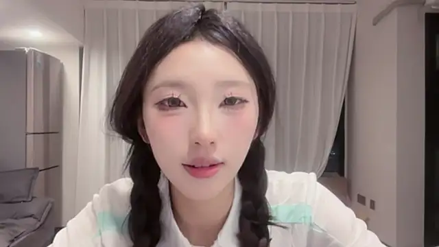 ZhaoZhao-ZM online show from September 19, 2025, 1:26 pm