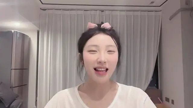 ZhaoZhao-ZM online show from September 17, 2025, 1:02 pm