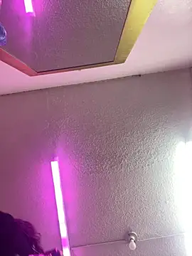 Snapshot of XBODTRIIPX chatting on December 4, 2025, 4:22 am XBODTRIIPX online show from December 4, 2025, 4:22 am