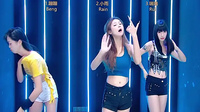 Snapshot of queen-001 chatting on November 9, 2025, 12:20 pm queen-001 online show from November 9, 2025, 12:20 pm