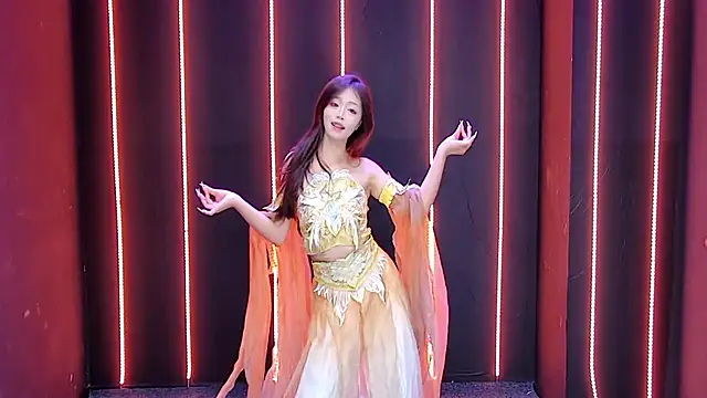 Snapshot of queen-001 chatting on December 1, 2025, 1:45 pm queen-001 online show from December 1, 2025, 1:45 pm