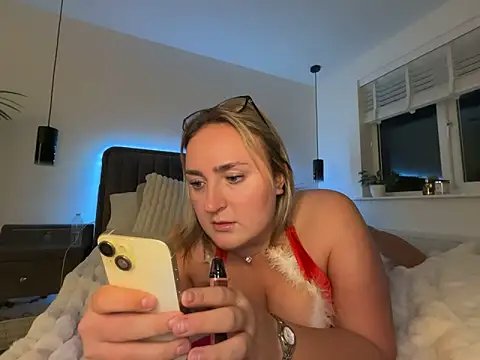 Elliemaee online show from December 16, 2025, 5:28 pm