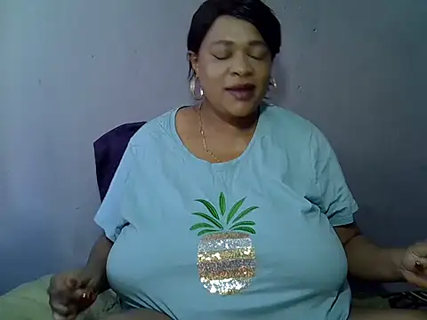 BUSTY QUEEEN online show from November 9, 2025, 7:45 am