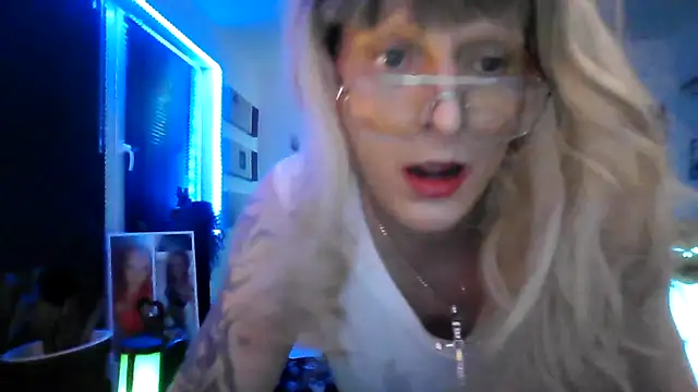 Snapshot of hellgirl1980 chatting on October 31, 2025, 12:18 am hellgirl1980 online show from October 31, 2025, 12:18 am