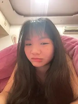 Emlyly-18 online show from December 15, 2025, 11:42 pm