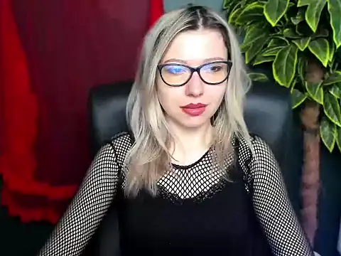 Snapshot of loveHeidi chatting on May 4, 2026, 6:27 am loveHeidi online show from May 4, 2026, 6:27 am