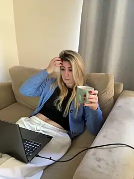 DesireDaisy online show from September 22, 2025, 8:53 am