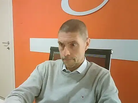 Snapshot of max79ve31 chatting on November 10, 2025, 12:32 pm max79ve31 online show from November 10, 2025, 12:32 pm